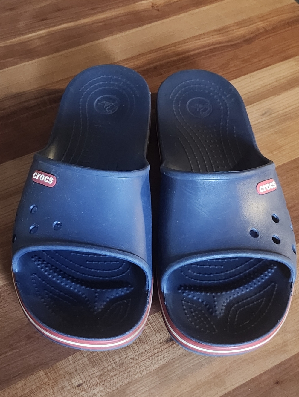 CROCS Bayaband Navy Slide Sandals with Red Accents. Unisex
